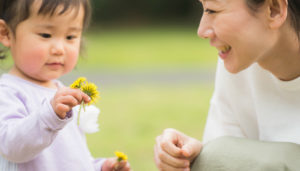 花を摘む母子