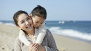 海岸で遊ぶ母子