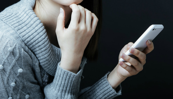 スマホで悩む女性