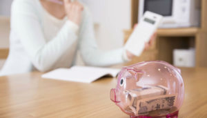 ママと豚の貯金箱