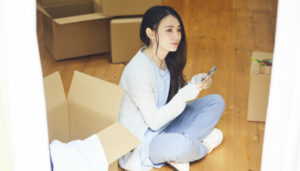 引っ越しをする女性