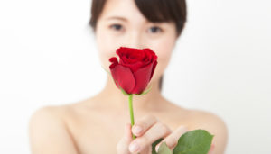 バラを持つ女性