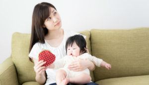 お金の心配をするママ