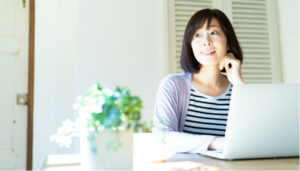 PCに向かうママ