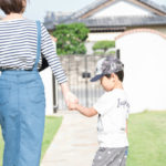子どもと一緒に家を出る