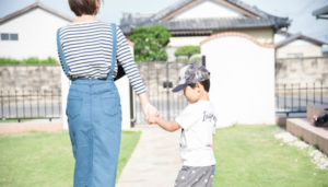 子どもと一緒に家を出る