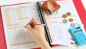 シングルマザーの平均年収はどれぐらい？父親がいる家庭や独身女性との比較も！