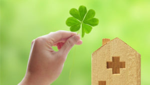 シングルマザーの健康保険が減額・免除される条件とは？