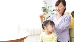 髪を結う親子