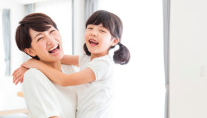 微笑む親子