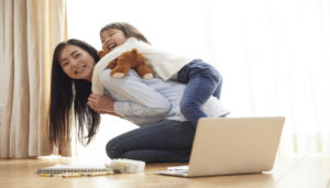 じゃれ合う親子