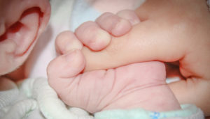 シングルマザーの出産に必要な手続きとは？心構えも大切！