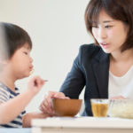 食事を見守る母親
