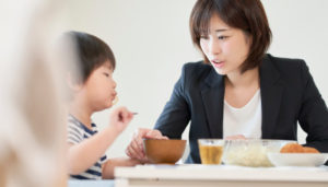 食事を見守る母親