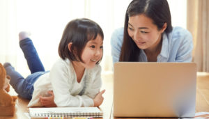 PCを眺める親子