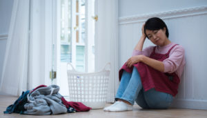 膝を抱える女性