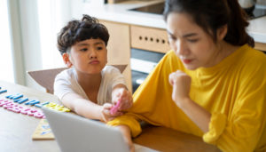 PCを見つめる母親