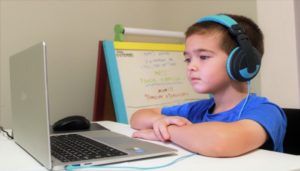 オンライン学習をする男児