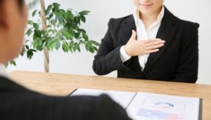 面接を受ける女性