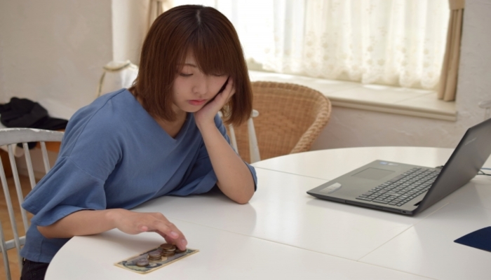 家計を悩む女性