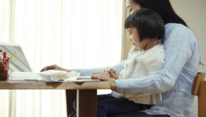 抱っこされる子ども