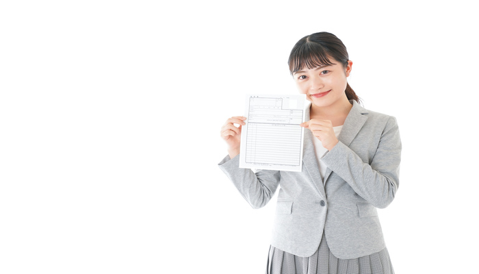 履歴書を持つ女性