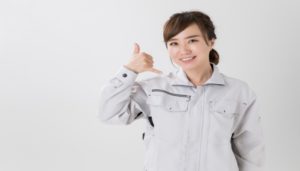 作業服を着た女性