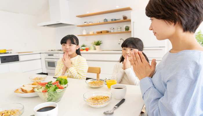 家族で食事を食べる風景