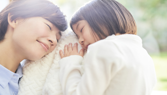 微笑む親子