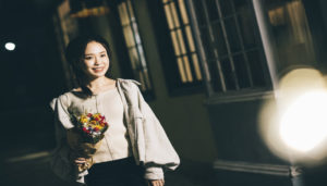 夜道を歩く女性