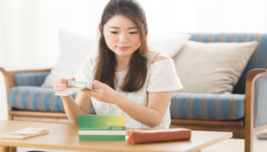 お金を数える女性