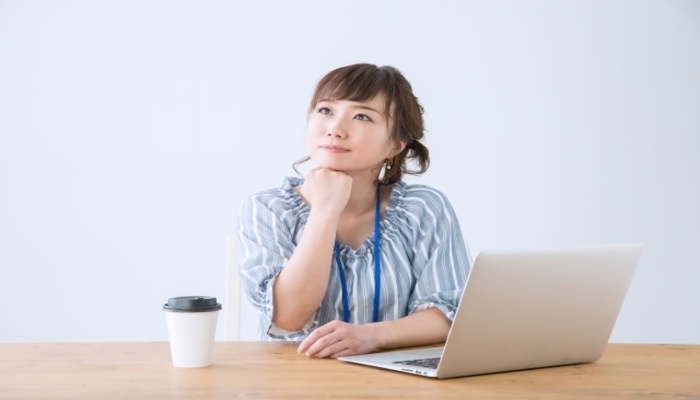 在宅避難をする女性