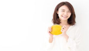 お財布を持つ女性