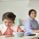 お絵かきをする子ども